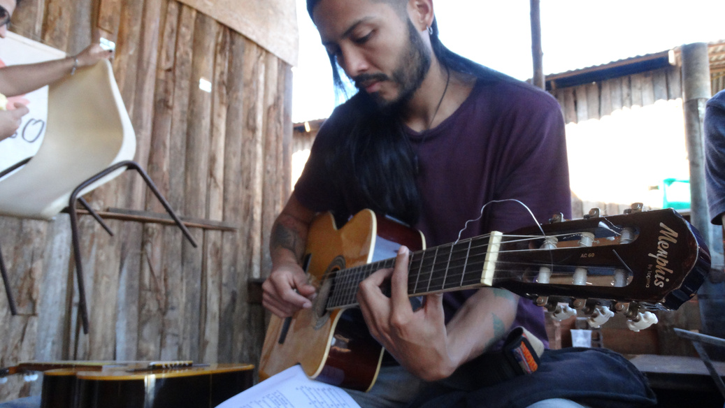 Abel Muñoz interpretando guitarra acústica